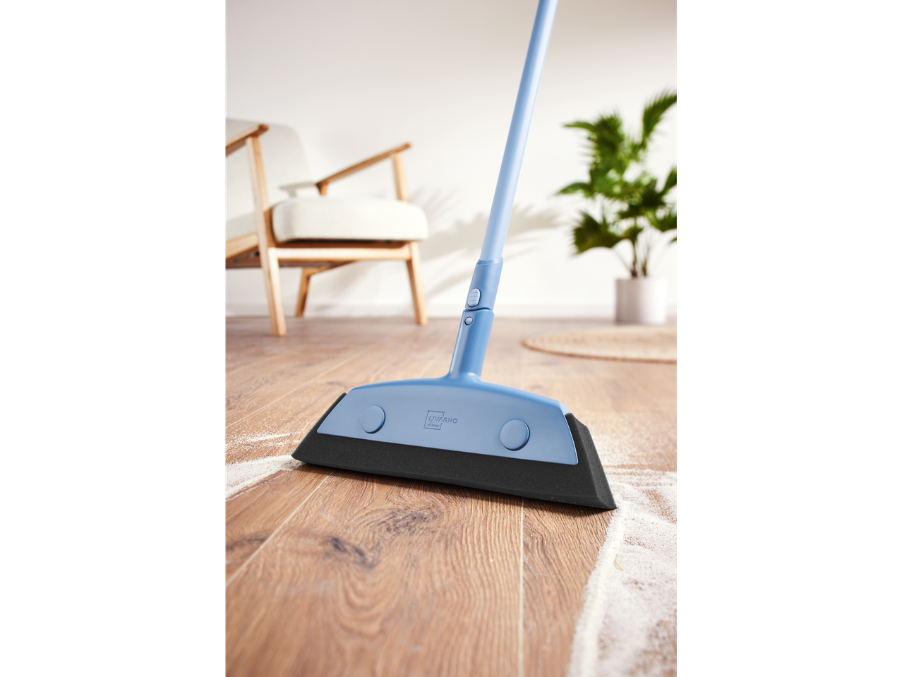 Livarno Home šluota su ilga kota, idealiai tinka medinėms grindims valyti.