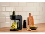 Spiralizator electric de legume SILVERCREST pe un blat de bucătărie cu dovlecei și un bol de salată.