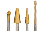 Комплект от четири златни свредла за метал, включващ конусовидни и стъпаловидни свредла.