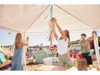 Prinsese, decorațiuni de festival și haine boho la camping.