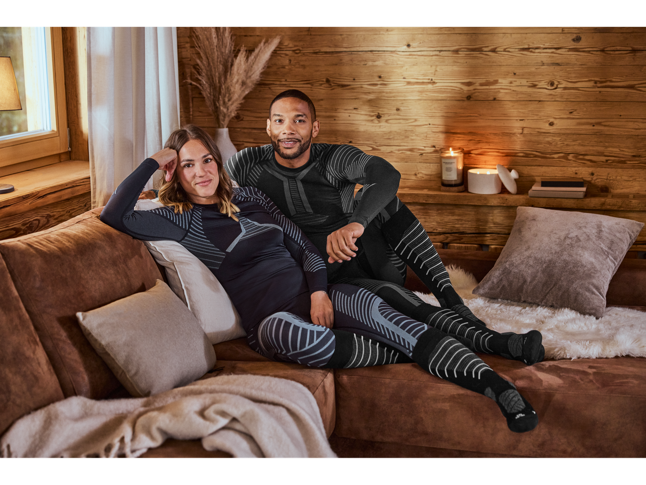 Paar CRIVIT termopesus lõõgastub diivanil.