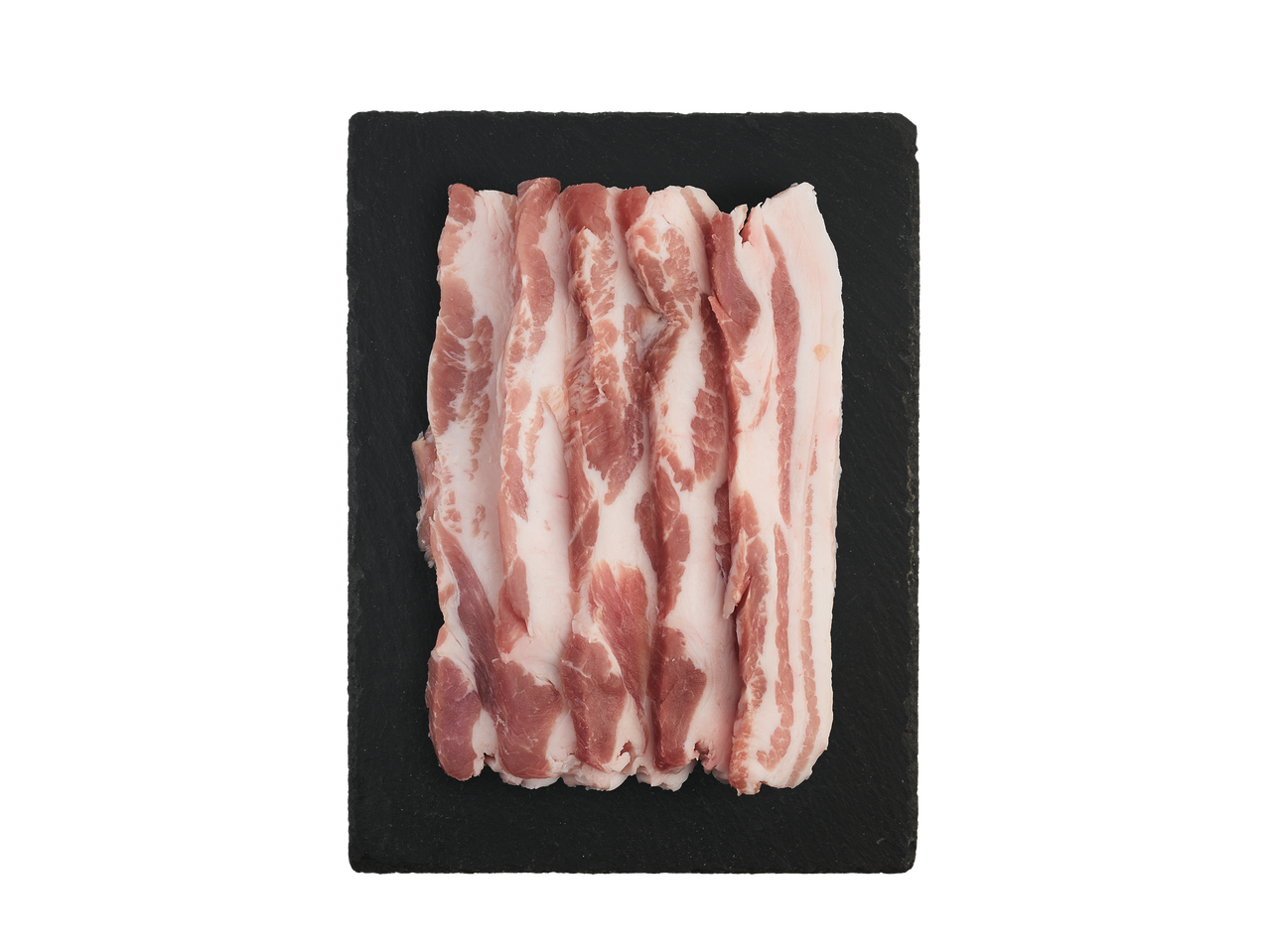 Šviežios kiaulienos šoninės juostelės ant juodo akmens lentos.