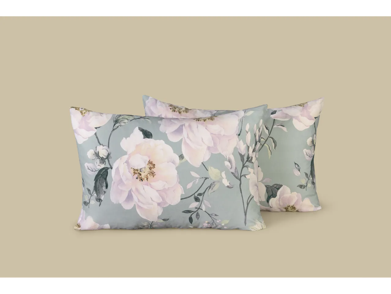 Două fețe de pernă renforcé florale cu flori roz deschis pe un fundal verde deschis.
