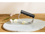 SILVERCREST® Alho Picado com Ervas e Prensa de Alho numa tábua de mármore.