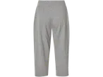 Sive capri hlače iz mehkega materiala.