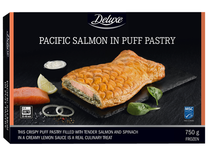 Sluoksniuotos tešlos kepinys su lašiša