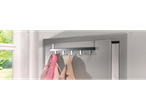Cabide de porta Livarno Home com roupas e bolsas penduradas.