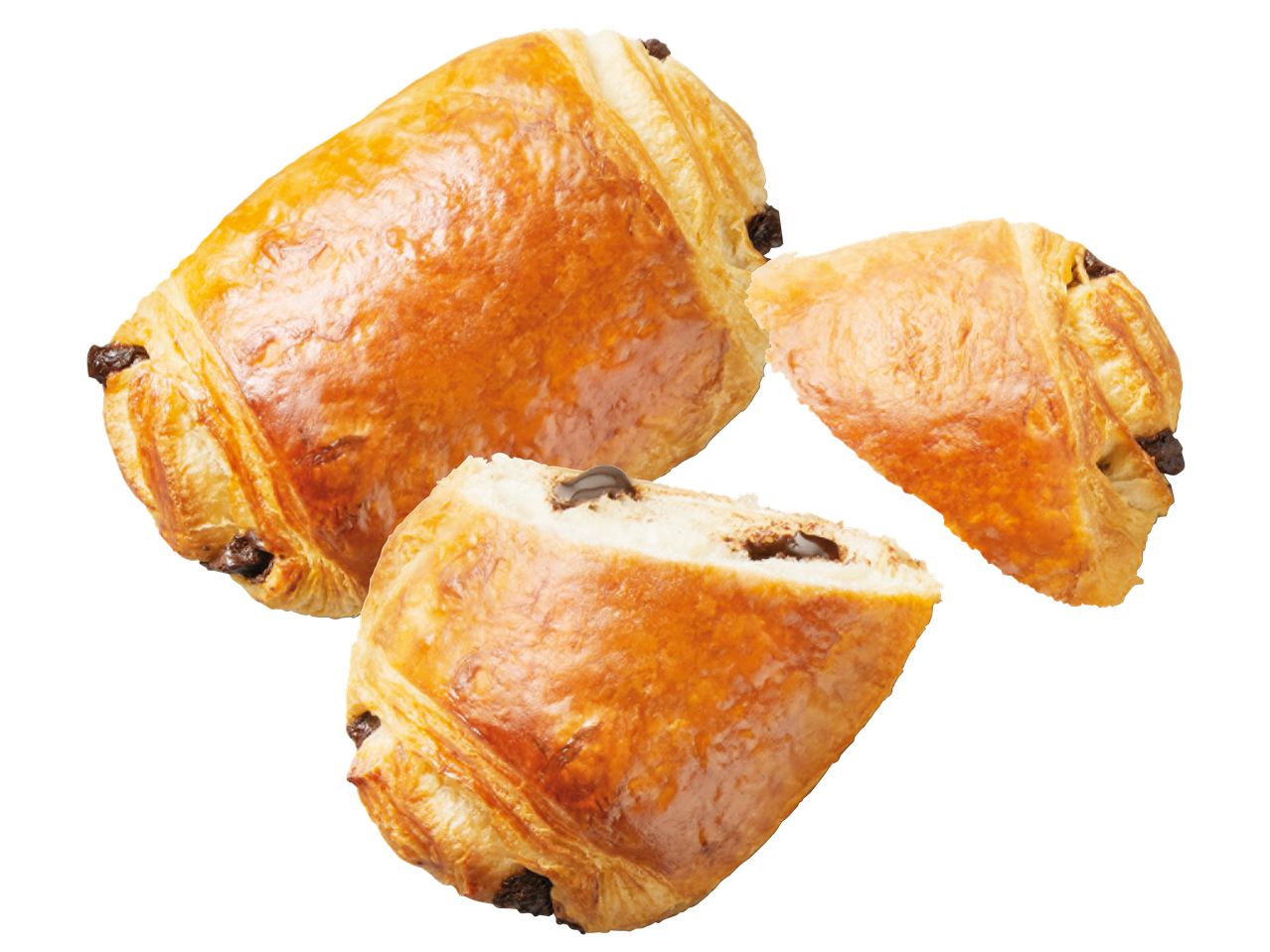 Tre chokladcroissanter, varav en är delad, visas mot svart bakgrund.