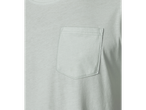 Imagine apropiată a unui tricou gri deschis cu buzunar pe piept.