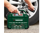 Compresor portabil PARKSIDE, cu afișaj digital, umflând o anvelopă de mașină