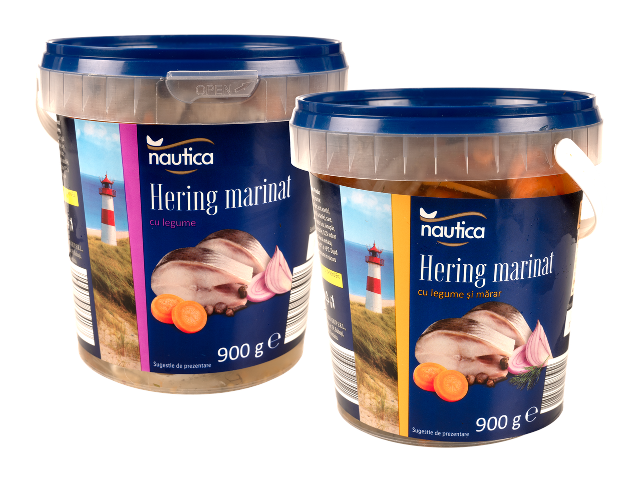 Două recipiente de hering marinat cu legume, unul cu capacul deschis.