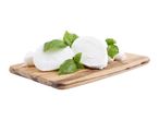 Mozzarella in bazilika na leseni deski.