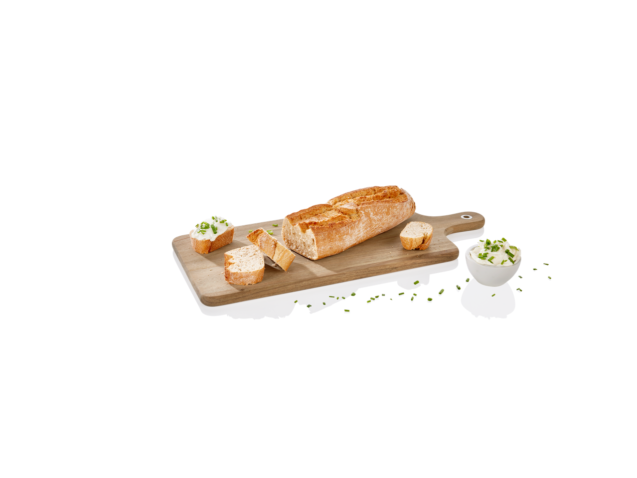 Sveže isečen hleb na drvenoj dasci, sa puterom i peršunom.