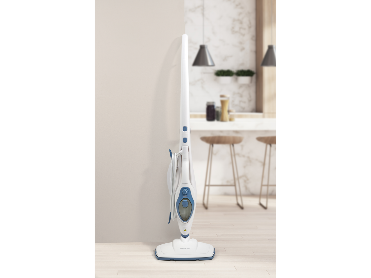 Vaporizador 2 em 1 Silvercrest® numa cozinha com chão de madeira