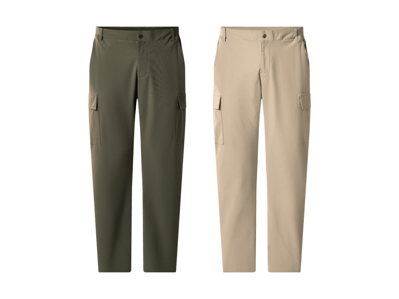 Due pantaloni cargo da uomo, uno verde scuro e uno beige chiaro, su sfondo nero.