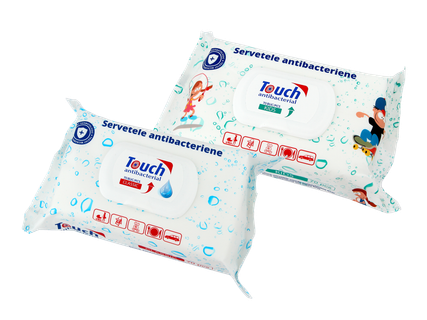 Două pachete de șervețele umede antibacteriene, unul pentru copii și unul clasic.