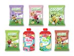 En række børnesnacks, herunder puffede snacks med forskellige smagsvarianter og frugtpuréer.