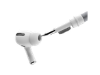 Um fone de ouvido AirPods Pro branco sendo limpo com uma ferramenta de limpeza.