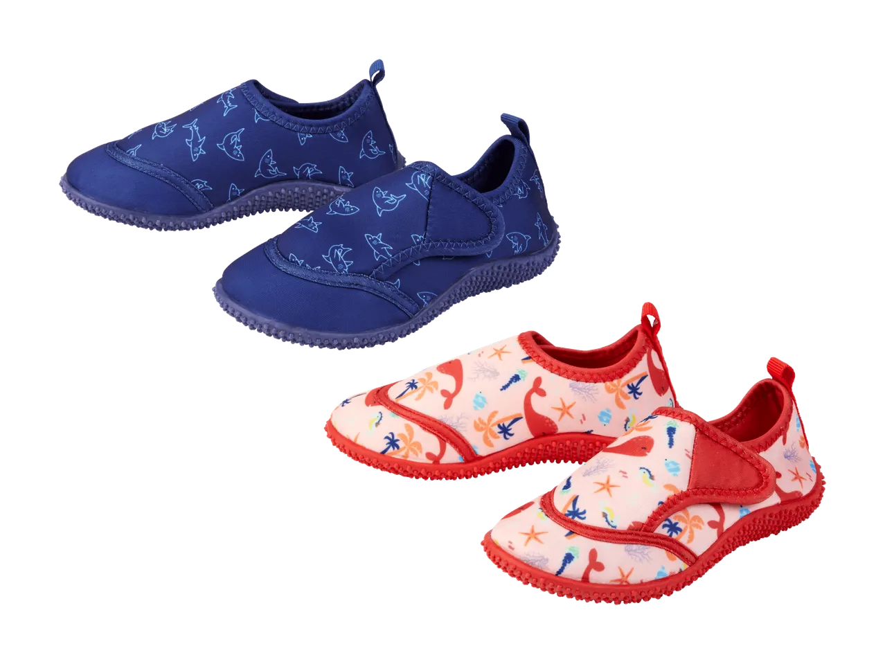Zwei Paar Badeschuhe für Kinder: blaue mit Haien und rosa mit Walen und Palmen.
