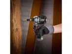 Un Avvitatore a percussione Parkside avvita una vite in un pezzo di legno.
