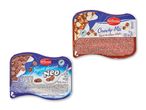 To yoghurtprodukter: en yoghurt dessert med chokoladekiks og en crunchy yoghurt med chokolade og nødder.