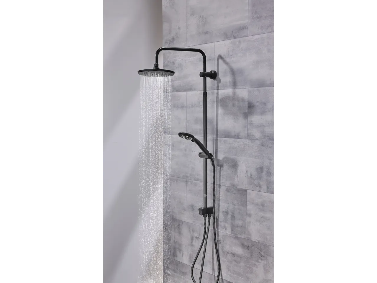 Set de duș Livarno Home cu duș fix și duș de mână, negru, pe un perete gri.
