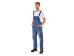Uomo sorridente in salopette di jeans e maglietta bianca