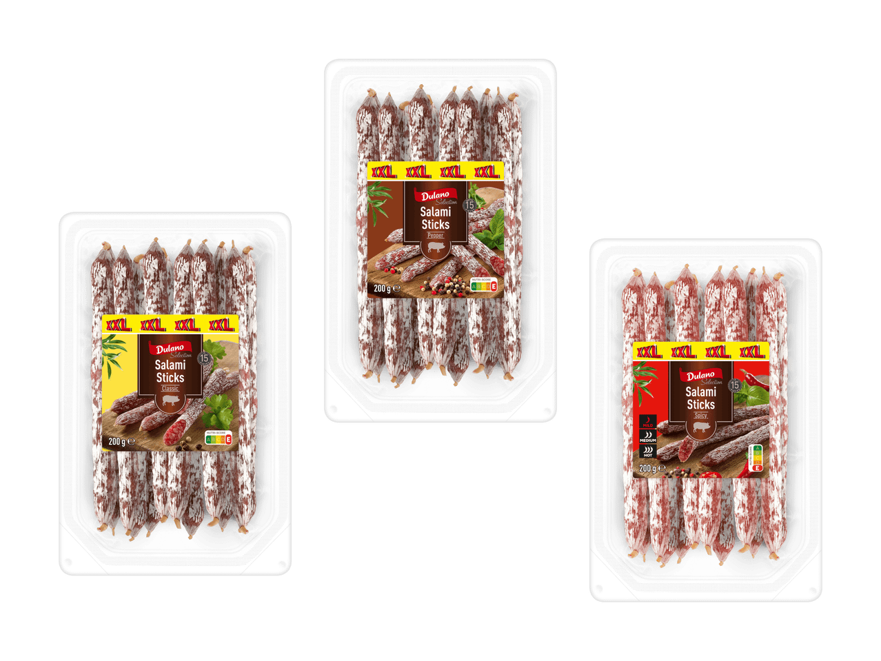 Trois paquets de bâtonnets de salami, deux classiques et un épicé, avec des étiquettes XXL.
