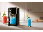 Un aparat SilverCrest pentru prepararea de granita, alături de două pahare cu băuturi răcoritoare.