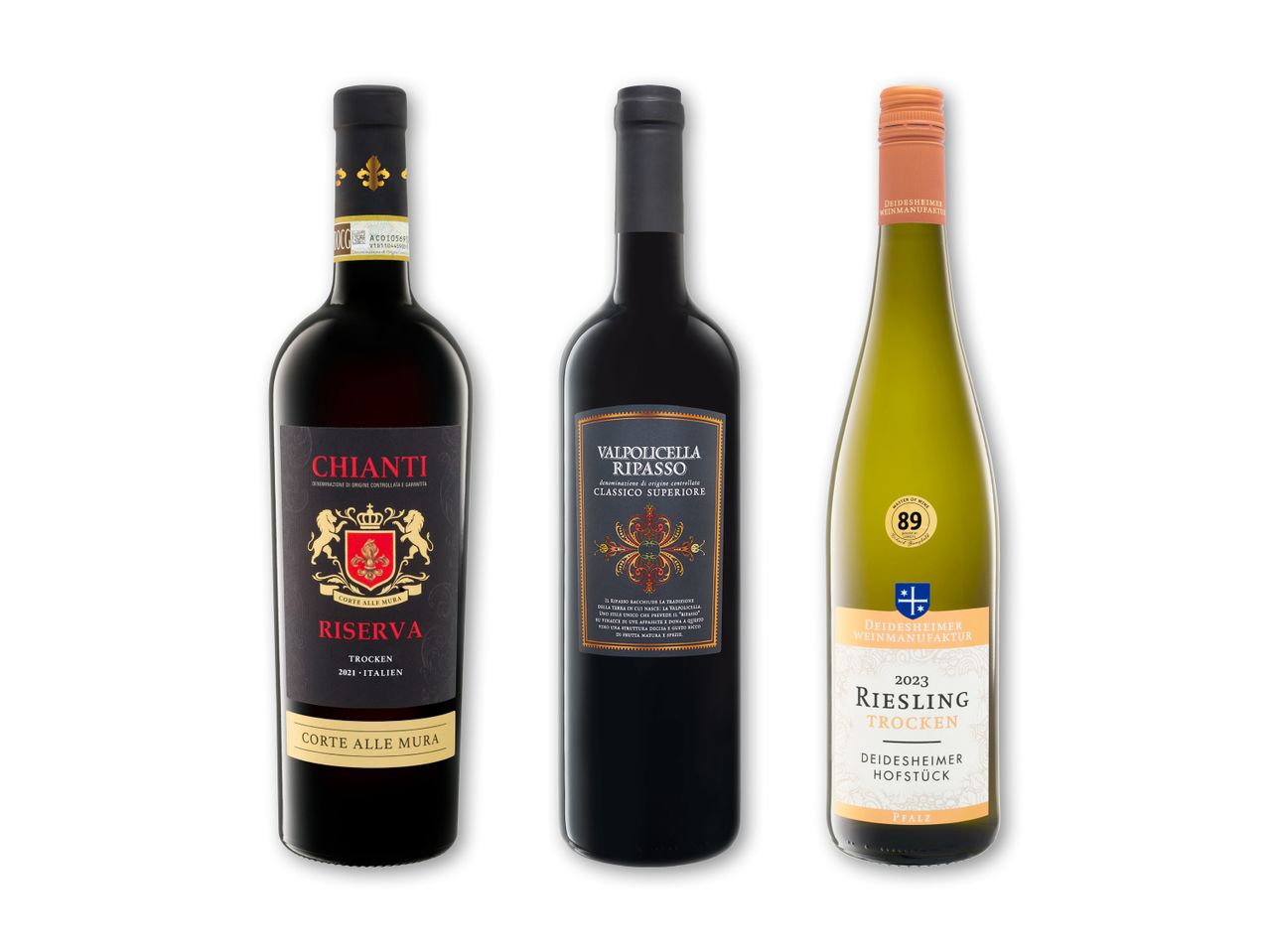 Tre vinflasker: en rød Chianti Riserva, en rød Valpolicella Ripasso og en hvid Riesling Trocken.