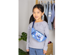 Menina com pochete Stitch à frente de um cabideiro