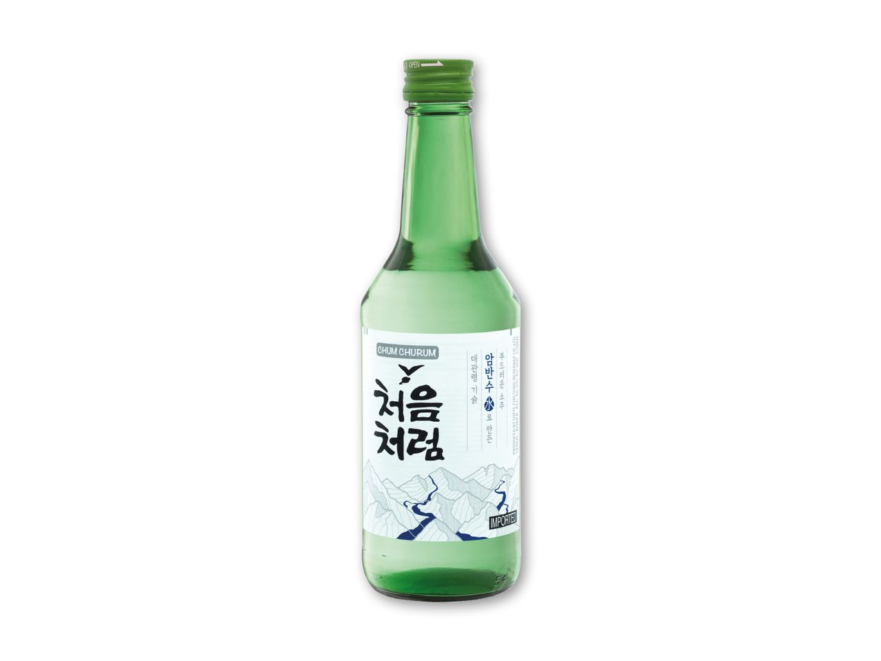 Grøn flaske med koreansk soju, med etiket der viser bjerge og en flod.