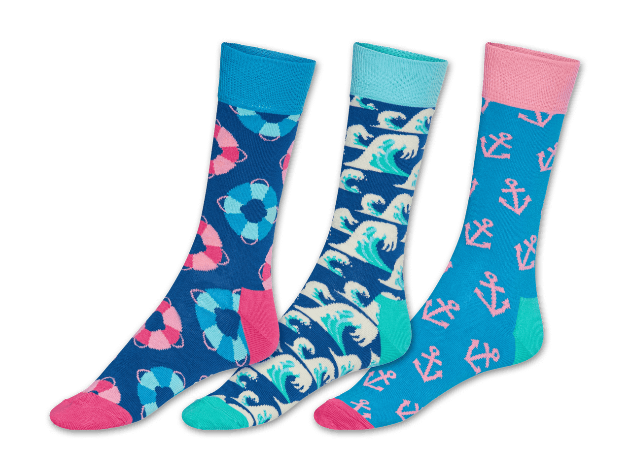 Drei Paar Socken mit maritimen Mustern: Rettungsringe, Wellen und Anker.