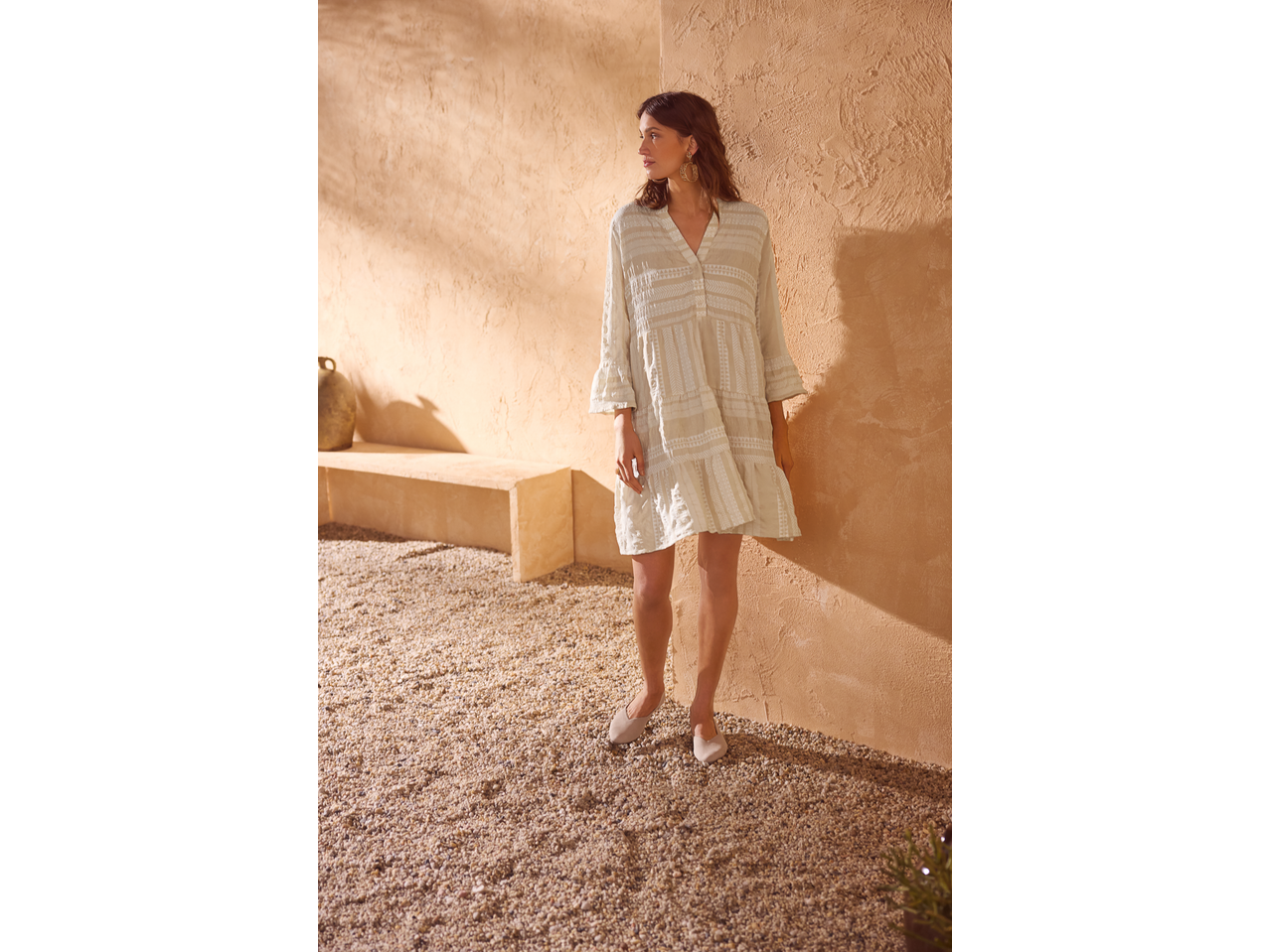 ESMARA Damen Tunikakleid in Hellbeige mit Mustern, getragen von einem Model in sonniger Umgebung.