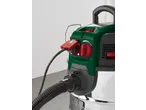 Aspirador de líquidos com topo verde, tomada vermelha e mangueira preta.