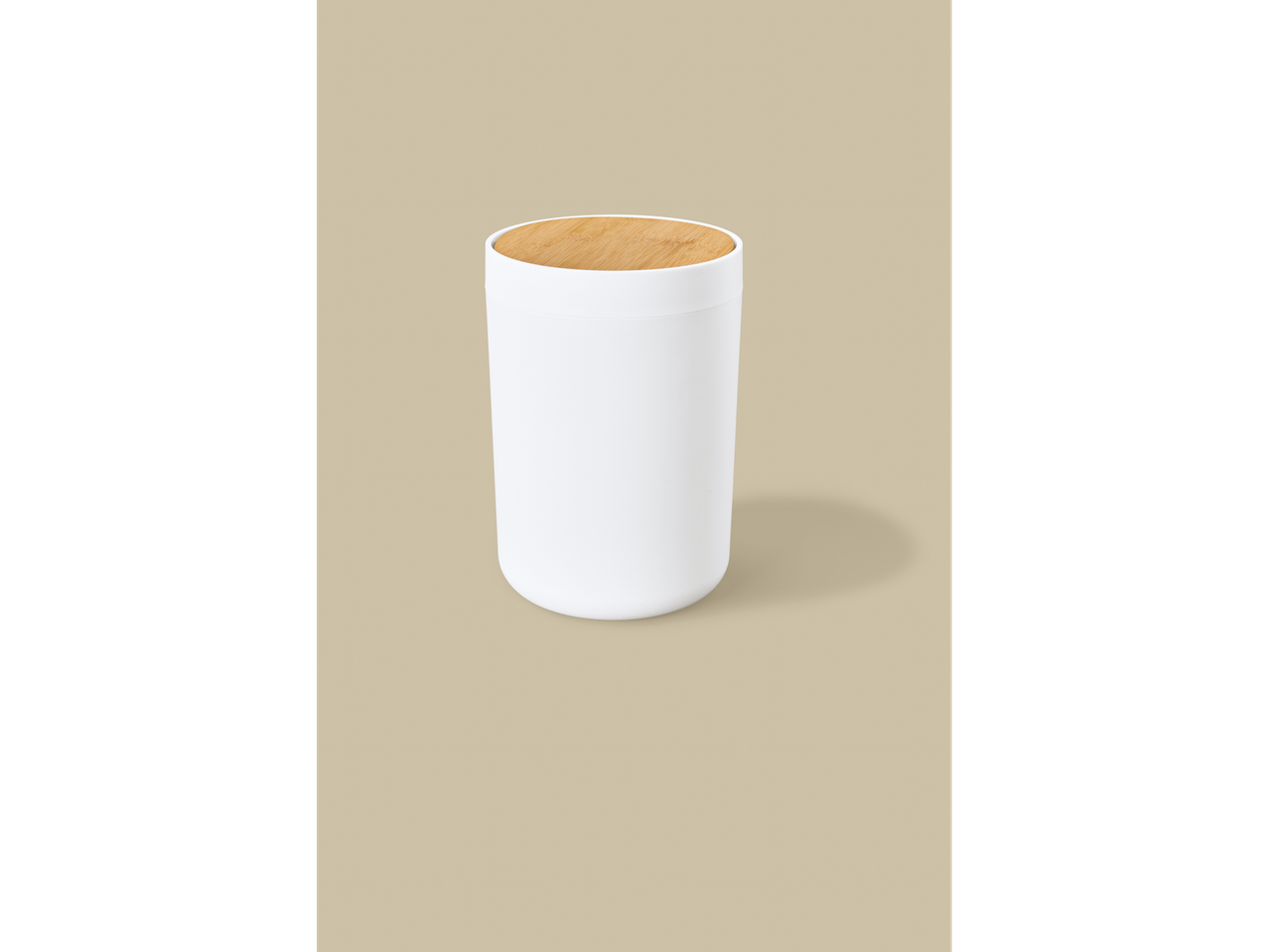 Bijela LIVARNO posuda za pohranu s drvenim poklopcem na bež pozadini.