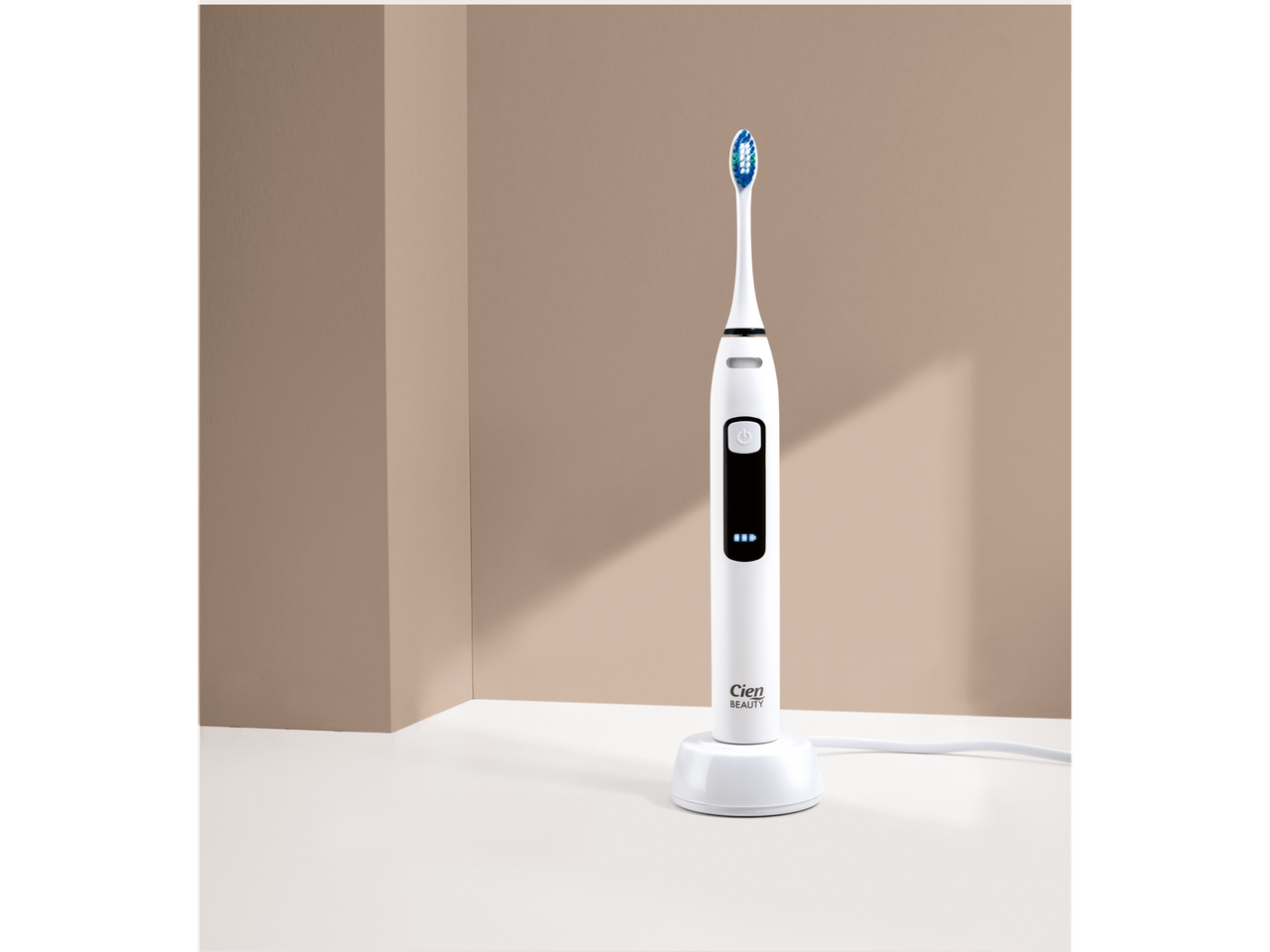 Periuță de dinți electrică Cien Beauty pe un suport de încărcare