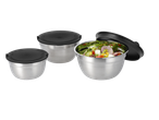 Três tigelas de aço inoxidável com tampas pretas, uma cheia de salada.