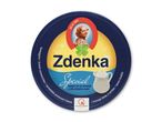 Rund emballage til smelteost med en kvinde, kløver og mælkekande, der angiver 'Special'.