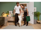 Um casal reforma sua casa com uma caixa de ferramentas Parkside, e seu cachorro participa da brincadeira.