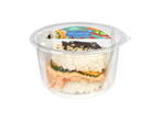 Sushi sandwich met zalmsalade en teriyakisaus in een doorzichtige plastic verpakking.