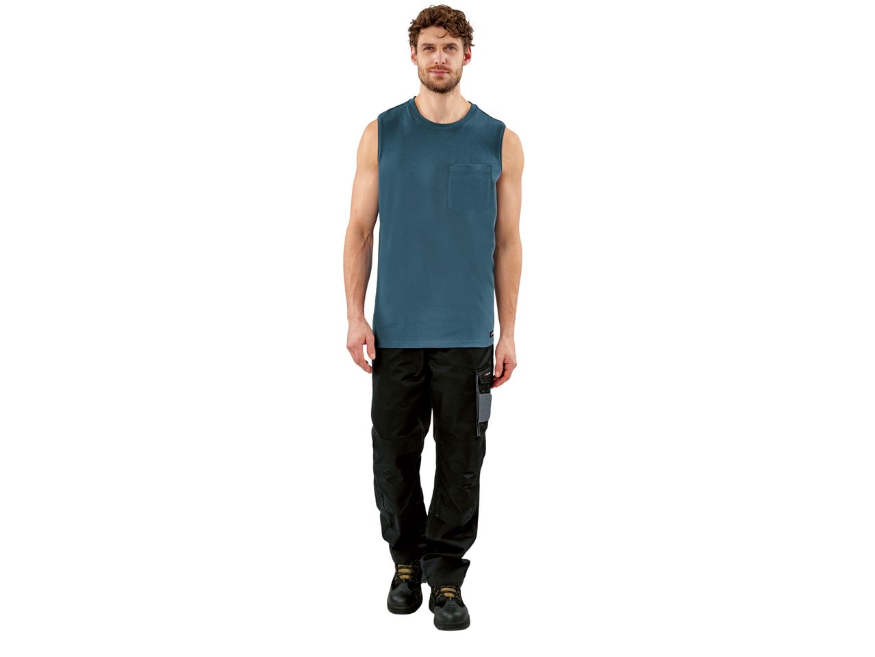 Un uomo indossa una canotta blu e pantaloni da lavoro neri.