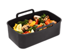 Tavă neagră din silicon cu legume tăiate, inclusiv broccoli, ciuperci, ardei și dovlecei.