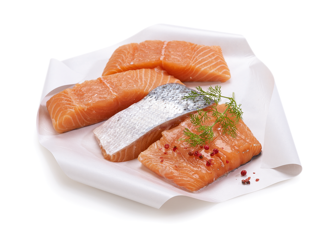 Tranches et filets de saumon sur papier sulfurisé.