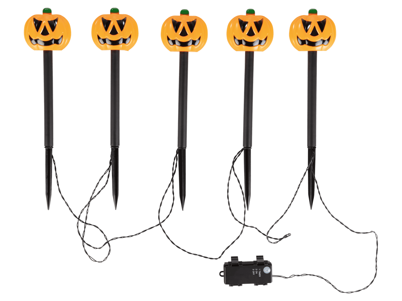 Öt darabos, tök alakú, leszúrható halloweeni LED-es kerti lámpa fekete háttér előtt.