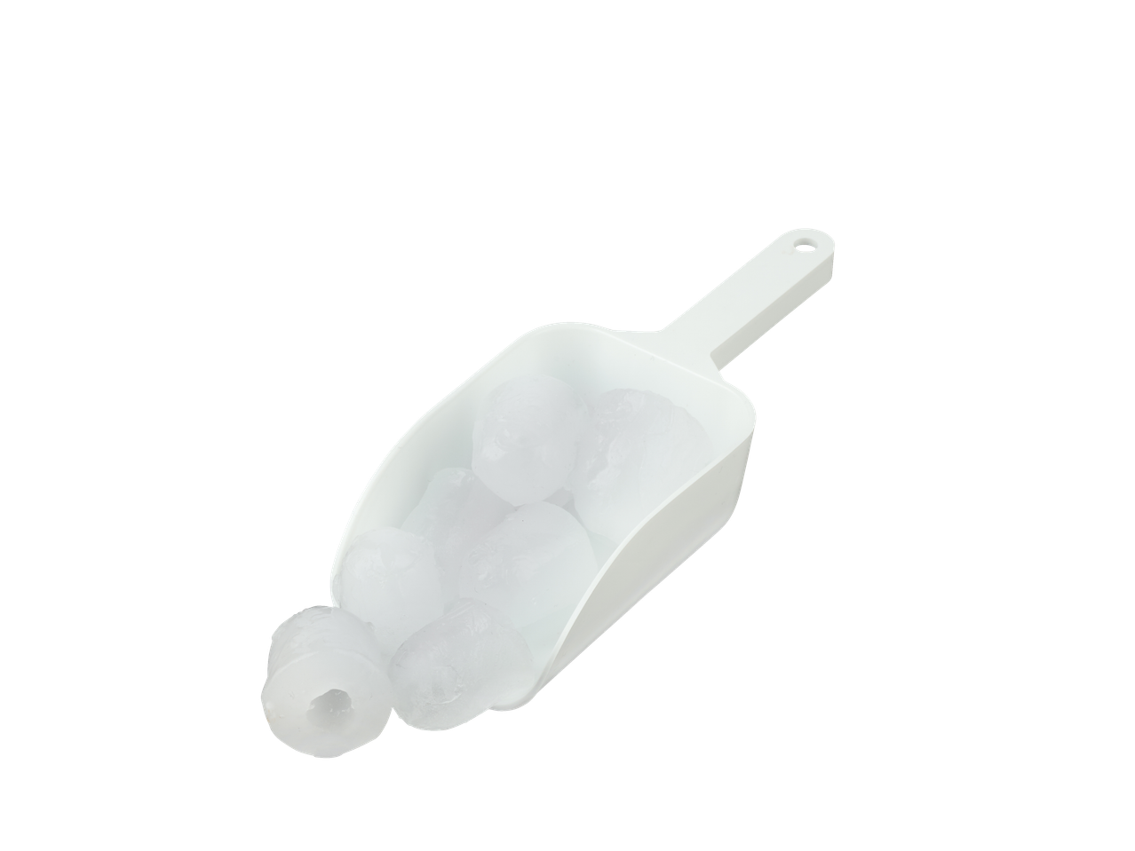 Bela lopatica za led sa kockama leda na crnoj pozadini.