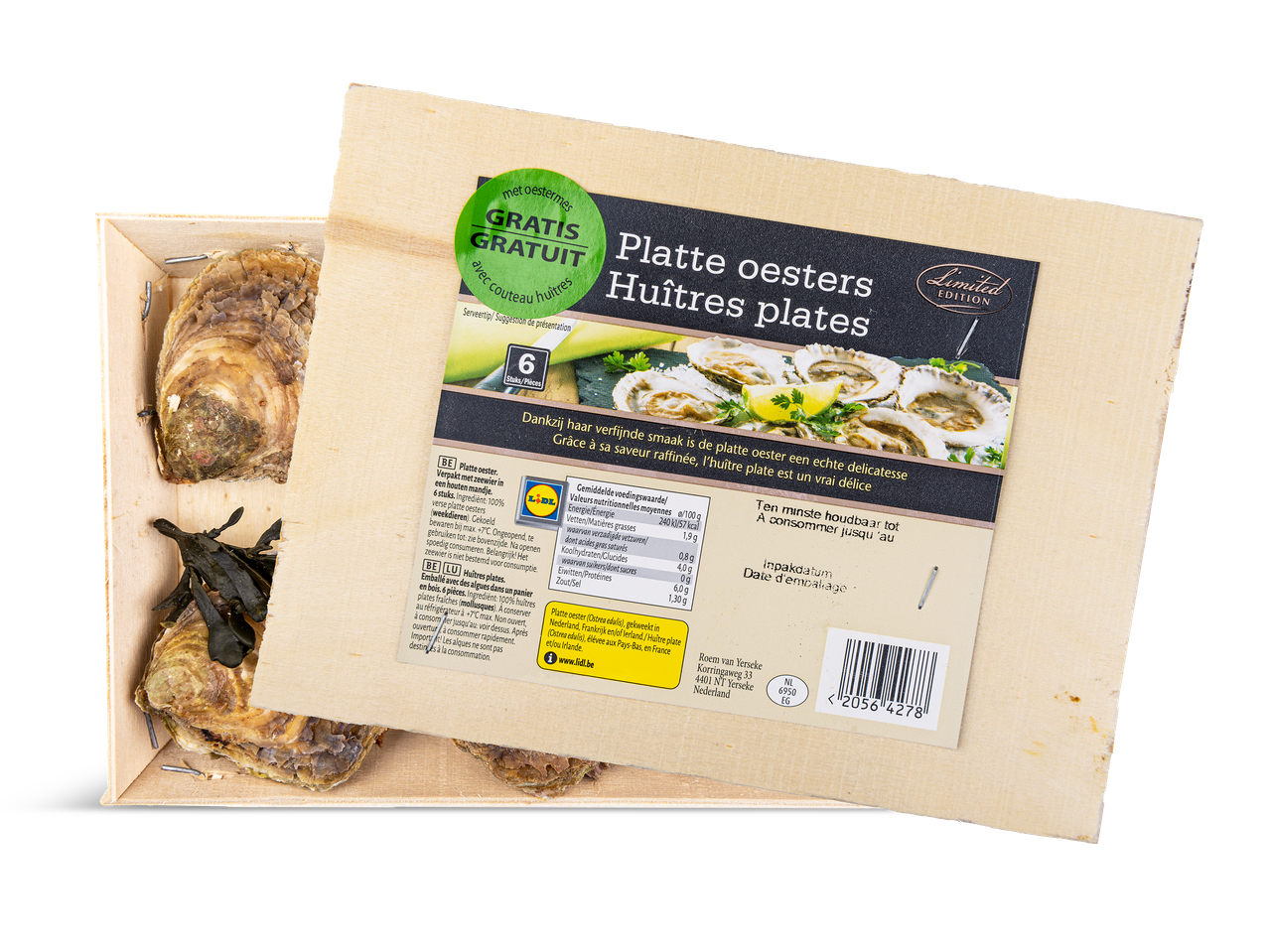 Een houten kistje met zes platte oesters en zeewier, met een etiket dat de productinformatie en een gratis oestermes vermeldt.