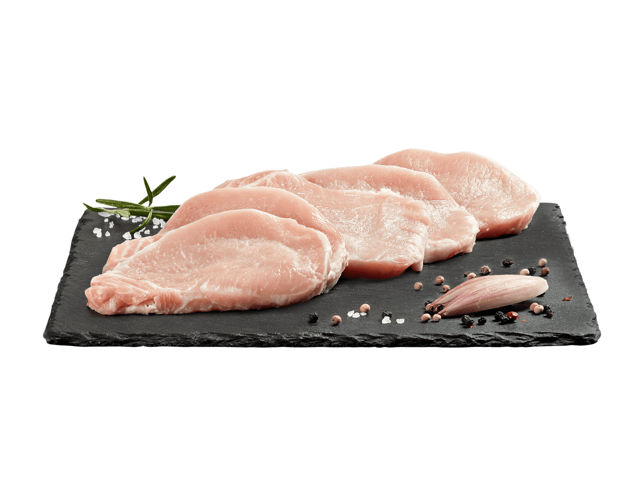 Rohe Schweinefleischscheiben auf einem Schieferbrett mit Rosmarin, Salz und Pfeffer.