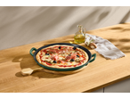 Placa de pizza de ferro fundido SILVERCREST com pizza, azeite e cogumelos numa mesa de madeira.