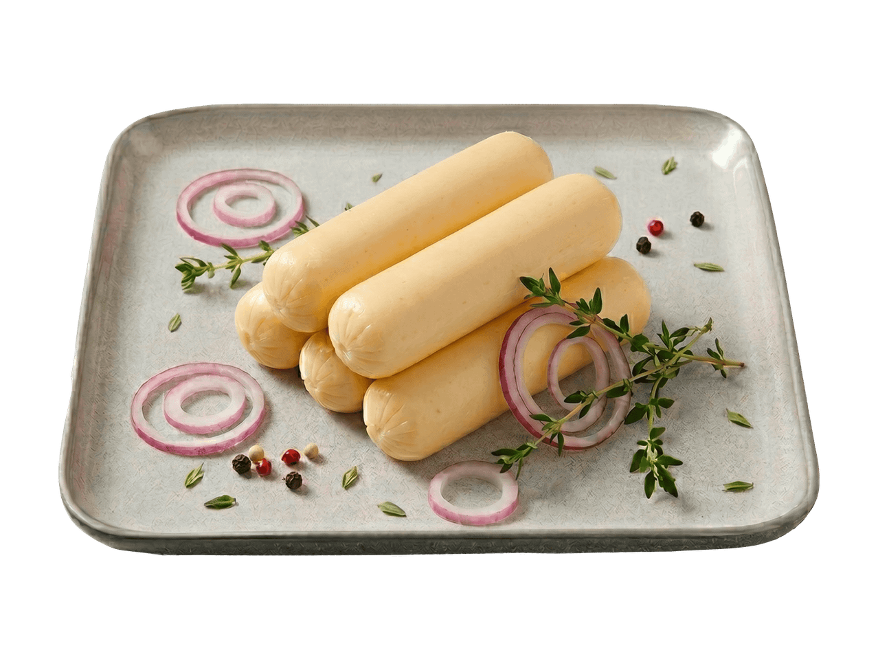 Hähnchenwürstchen auf einem Teller mit roten Zwiebelringen, Thymian und Pfefferkörnern.